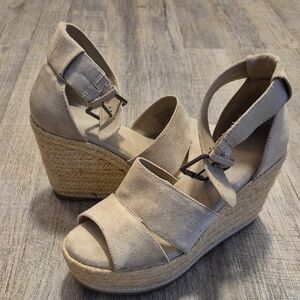 Universal Thread Beige Wedge Sandals